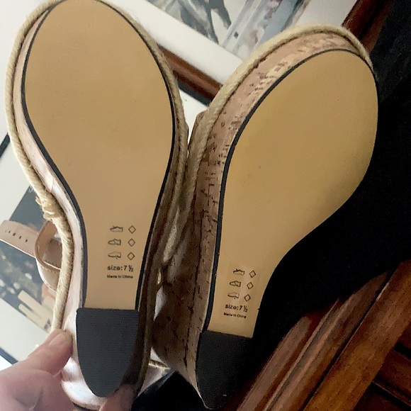 NWOT never worn 4 1/2” flower platform shoes 7 1/2 - Picture 4 of 5